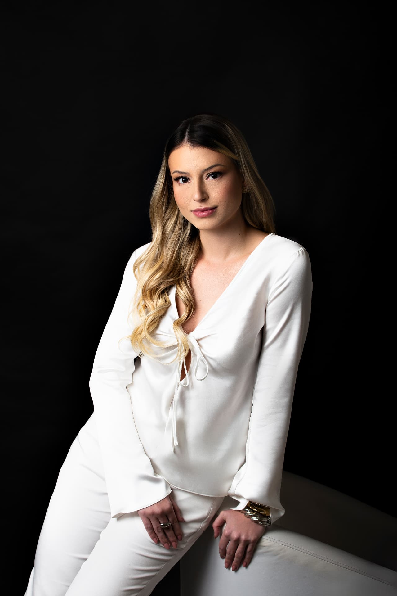Dra. Milena Castro em pose elegante, de roupa branca